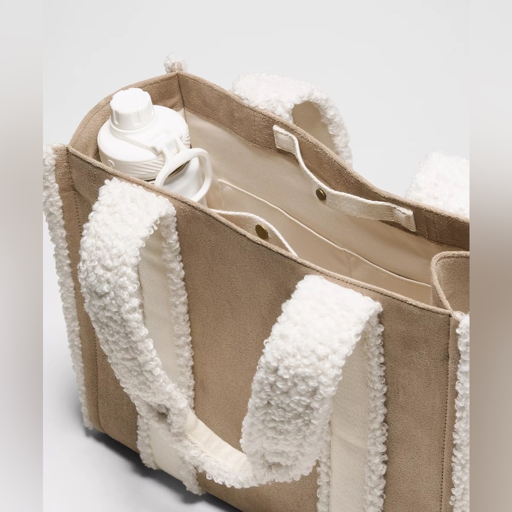 Lululemon Boxy Tote Bag 10L Faux Shearling Trims - Picture 5 of 6